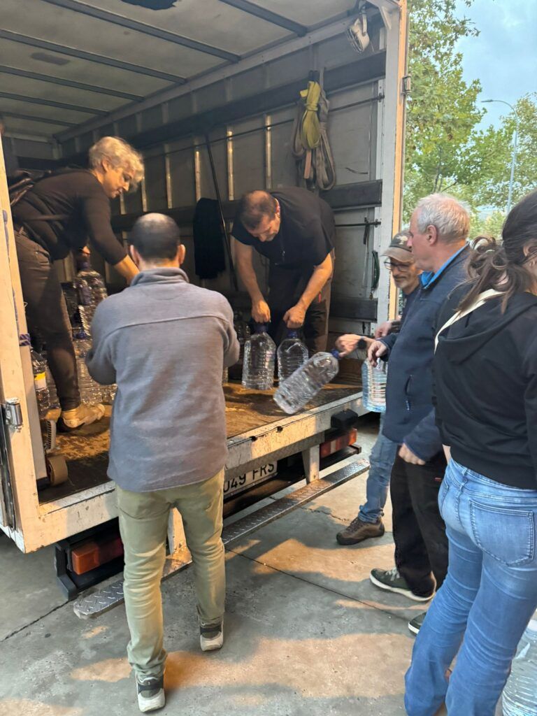 Primer envío de alimentos y materiales a Valencia